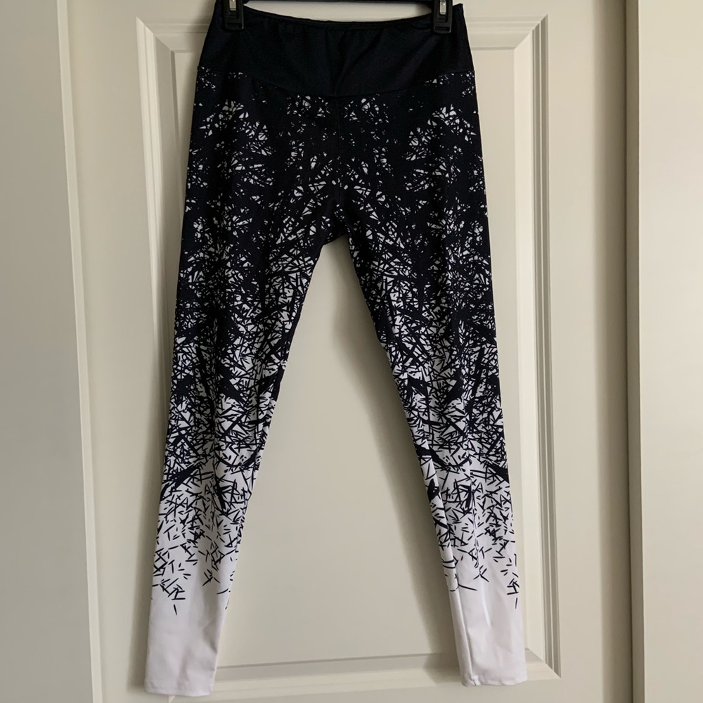 Black and white print yoga/workout leggings